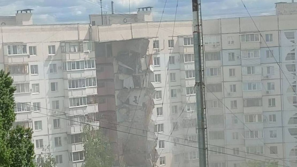 В Белгороде после ракетной атаки обрушился подъезд десятиэтажного дома