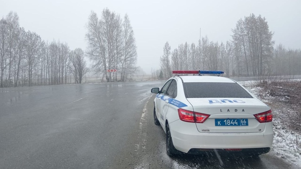 Дороги Свердловской области завалило мокрым снегом