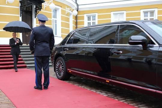 На инаугурации Владимира Путина представили обновленный лимузин Aurus Senat и электромотоциклы Aurus Merlon