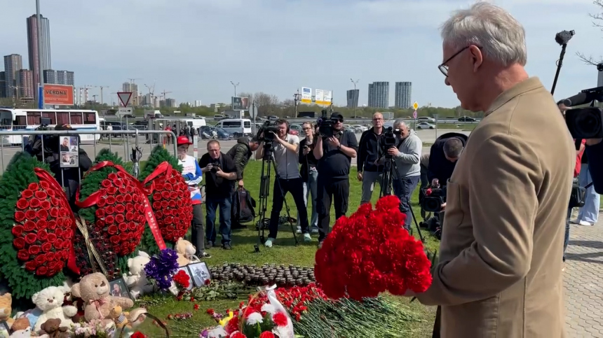 Двукратный олимпийский чемпион по хоккею Фетисов возложил цветы к мемориалу возле Крокуса