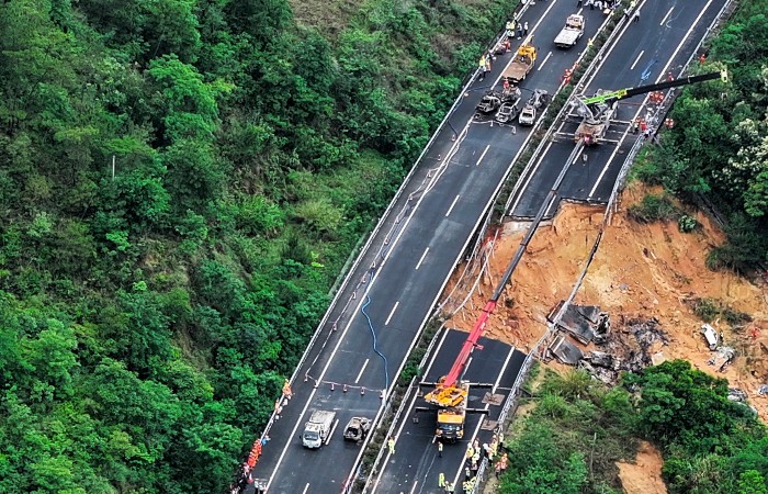 Не менее 24 человек погибли при обрушении участка автомагистрали в Китае