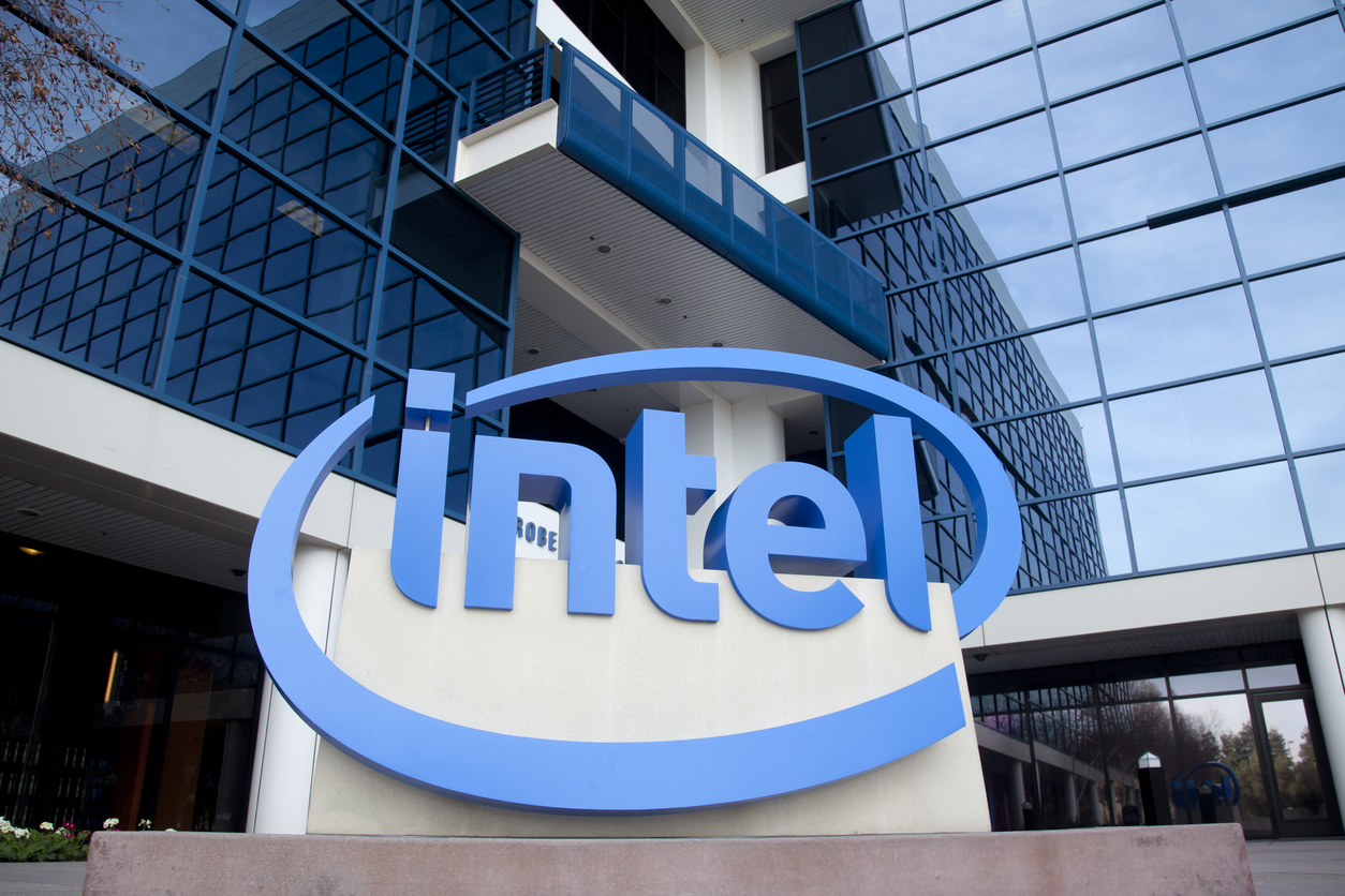 Акции Intel упали на 30% из-за конкуренции в ИИ, которая вредит прогнозам